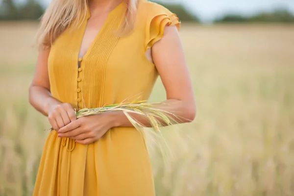 小麦畑に立つ若い女性 — ストック写真