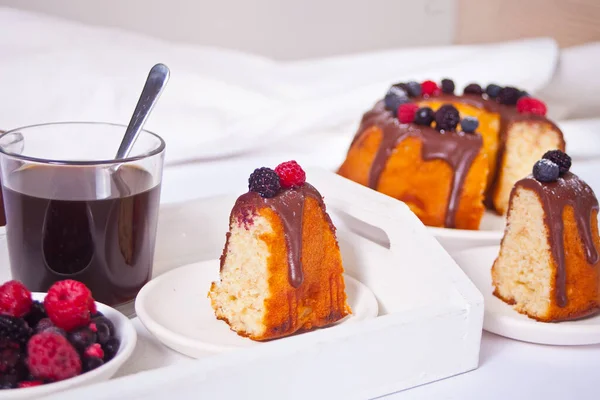 Leckere Hausgemachte Vanille Bunt Kuchen Mit Beeren — Stockfoto