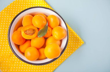 Bir kasede taze taze kayısı. Üst Manzara. Boşluğu kopyala