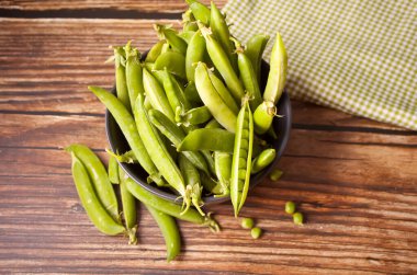 Organik taze bezelye ve bezelye kabukları.
