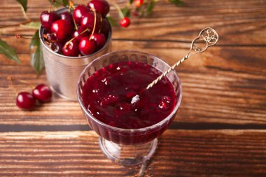 Bir kase kirazlı tatlı reçel