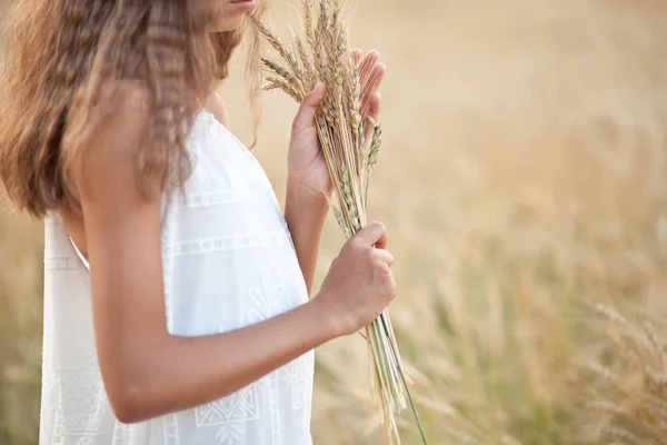 Genç Bayan Buğday Tarlalarında Duruyor — Stok fotoğraf