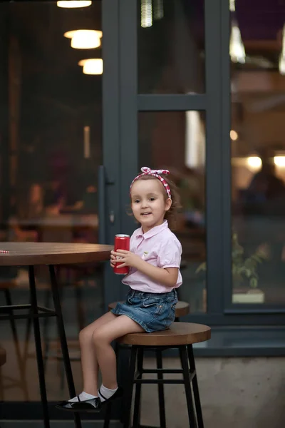 Стиль Дівчаток Симпатична Дівчина Сидить Вуличному Кафе Тримає Напій — стокове фото