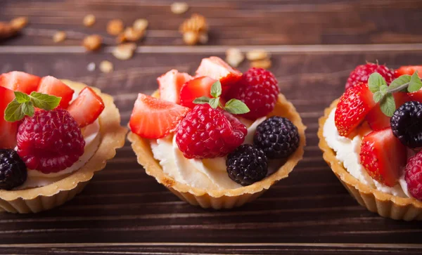 Deliciosas Mini Tartaletas Con Bayas Frescas Sobre Fondo Madera —  Fotos de Stock