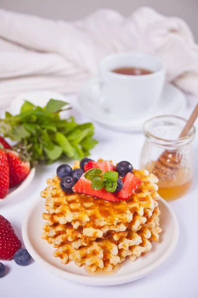 Ballı Tatlı Waffle Tabağı Böğürtlen Beyaz Arka Planda Bir Fincan — Stok fotoğraf