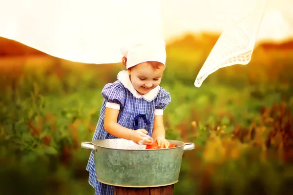 Menina Bebê Lavar Roupas Mão Uma Bacia Lata Estilo Retrô — Fotografia de Stock