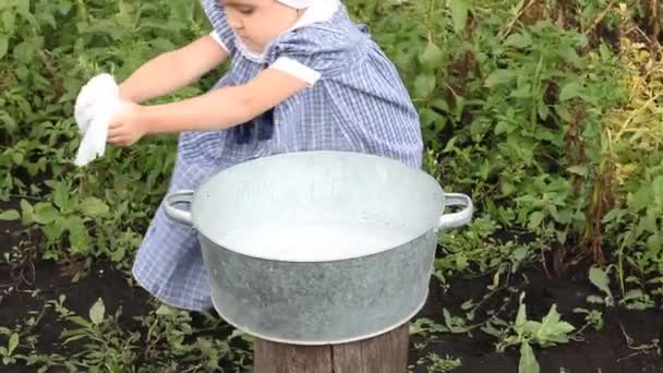 Menina Lavar Roupa Uma Bacia Lata Livre Dia Ensolarado — Vídeo de Stock