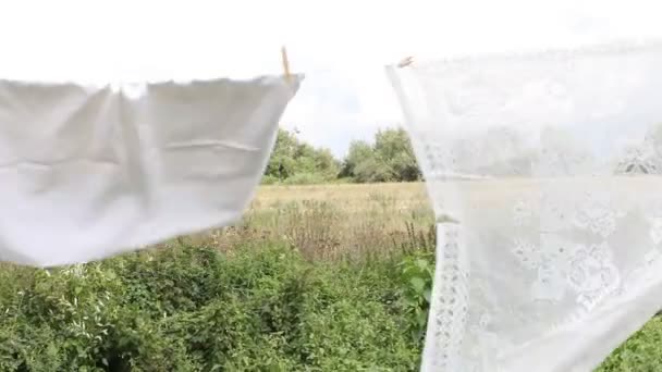 Çamaşır Ipinde Eski Moda Beyaz Çamaşırlar — Stok video