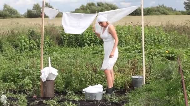 Güneşli Bir Günde Çamaşırları Asan Bir Kadın — Stok video