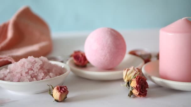 Różowa Sól Kąpieli Produkty Pielęgnacji Ciała Różowych Róż Zabieg Kosmetyczny — Wideo stockowe