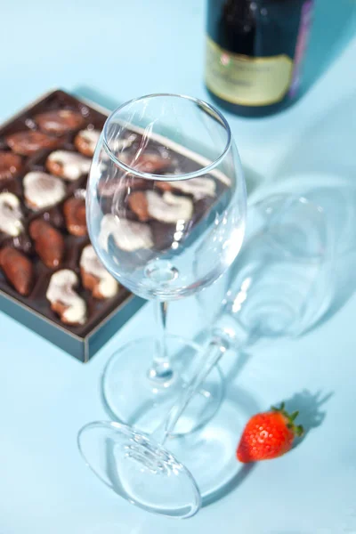 Copos Vazios Para Champanhe Vinho Caixa Chocolates Garrafa Fundo — Fotografia de Stock