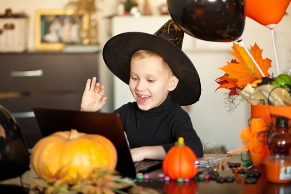 Zabawny Chłopiec Stroju Czarownicy Halloween Przy Użyciu Notebooka Tabletem Cyfrowym — Zdjęcie stockowe