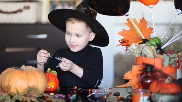 Grappige Jongen Met Heksenhoed Voor Halloween Feest Veel Plezier Thuis — Stockvideo