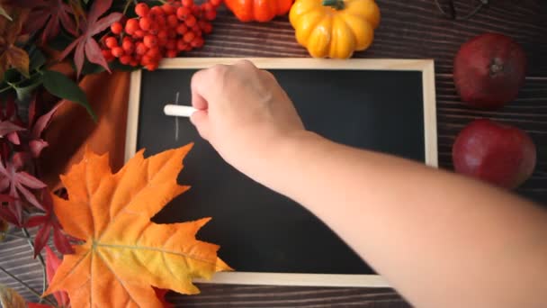 Frauenhandschrift Auf Der Tafel Hallo Herbst Text Komposition Mit Kürbis — Stockvideo