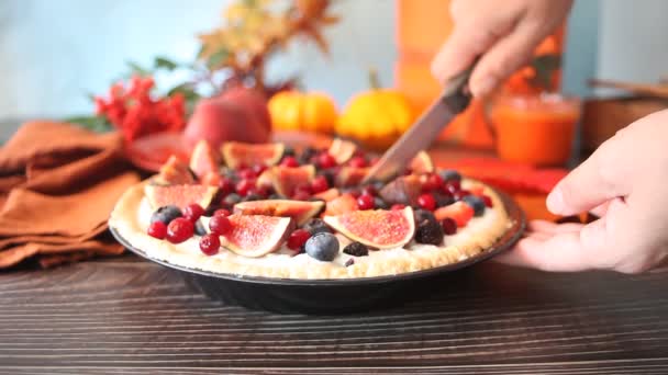 Donna Tagliata Mano Con Coltello Fresco Fico Fatto Casa Crostata — Video Stock