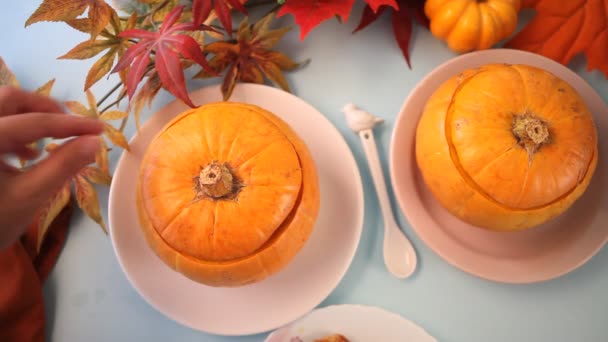 Zuppa Zucca Cotta Fresca Servita Una Zucca Zucca Ripiena Mano — Video Stock