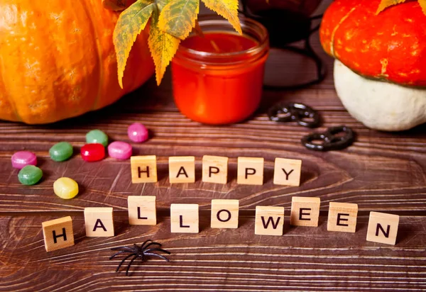 Felice Halloween Blocchi Legno Testo Zucche Candele Caramelle Sullo Sfondo — Foto Stock