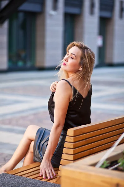 Hübsche Frau Mit Brille Sitzt Auf Der Bank — Stockfoto