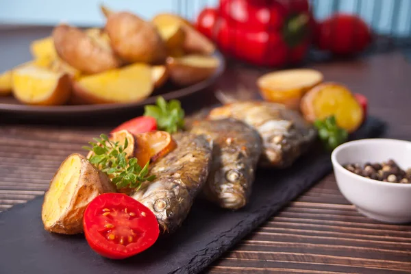 Pescado Parrilla Plato Con Limón Verduras —  Fotos de Stock