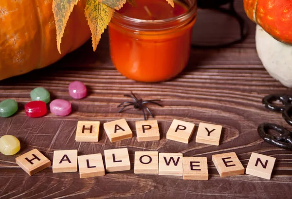 Felice Halloween Blocchi Legno Testo Zucche Candele Caramelle Sullo Sfondo — Foto Stock