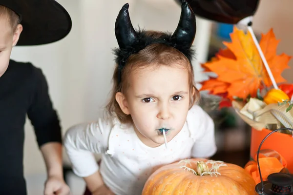 Śmieszne Dziecko Dziewczyna Złym Stroju Halloween — Zdjęcie stockowe