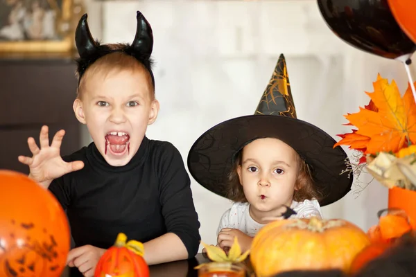 Śmieszne Dziecko Dziewczyna Nastolatek Chłopiec Czarownica Złe Kostiumy Halloween Party — Zdjęcie stockowe