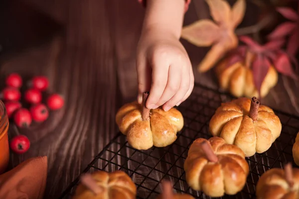 Pães Abóbora Forno Conceito Outono Bebê Menina Tomar Pão — Fotografia de Stock