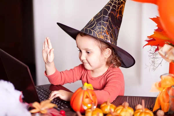 Zabawna Dziewczynka Stroju Czarownicy Halloween Przy Użyciu Notebooka Laptopa Tabletem — Zdjęcie stockowe