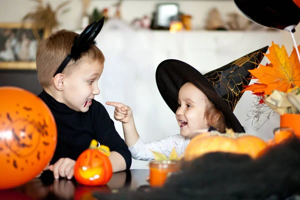 Śmieszne Dziecko Dziewczyna Nastolatek Chłopiec Czarownica Złe Kostiumy Halloween Party — Zdjęcie stockowe