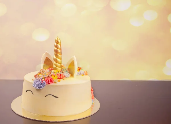 Gateau Fait Maison En Forme De Licorne Avec Des Fleurs De Couleur Creme Cils Biscuit Stock Photo Gateau Fait Maison En Forme De Licorne Avec Des Fleurs De Couleur Creme Cils Biscuit Stock Photo