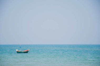 Küçük bir tekne denizin ortasında yüzüyor..