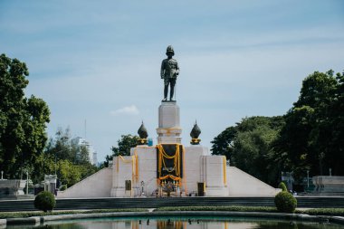 BANGKOK, THAILAND - Haziran 03 2020: Lumpini Park 'ta Kral Rama 6' nın heykeli.