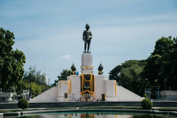 BANGKOK, THAILAND - Haziran 03 2020: Lumpini Park 'ta Kral Rama 6' nın heykeli.