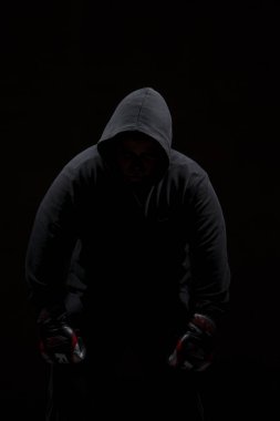 Siyah arka plan üzerine siyah hoodie ile erkek yetişkin. Boks ve Sanayi mücadele için yüksek çözünürlüklü görüntü kavramı.