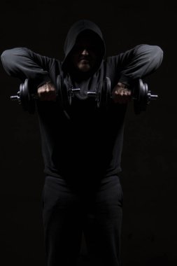 Genç erkek vücut geliştirme egzersizleri yapıyor. Yüksek çözünürlüklü görüntü kavramı fitness sanayî için.