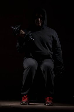 Genç erkek vücut geliştirme egzersizleri yapıyor. Yüksek çözünürlüklü görüntü kavramı fitness sanayî için.