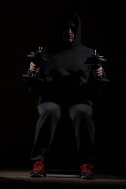 Genç erkek vücut geliştirme egzersizleri yapıyor. Yüksek çözünürlüklü görüntü kavramı fitness sanayî için.