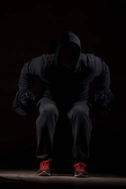 Genç erkek vücut geliştirme egzersizleri yapıyor. Yüksek çözünürlüklü görüntü kavramı fitness sanayî için.