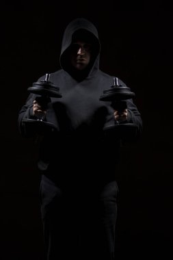 Genç erkek vücut geliştirme egzersizleri yapıyor. Yüksek çözünürlüklü görüntü kavramı fitness sanayî için.