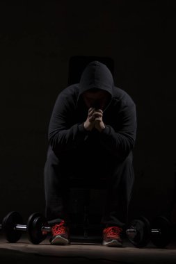 Genç erkek vücut geliştirme egzersizleri yapıyor. Yüksek çözünürlüklü görüntü kavramı fitness sanayî için.