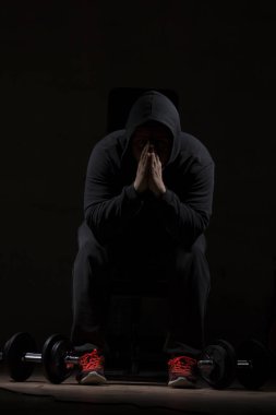 Genç erkek vücut geliştirme egzersizleri yapıyor. Yüksek çözünürlüklü görüntü kavramı fitness sanayî için.