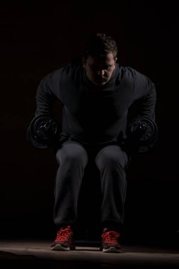 Genç erkek vücut geliştirme egzersizleri yapıyor. Yüksek çözünürlüklü görüntü kavramı fitness sanayî için.
