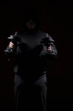 Genç erkek vücut geliştirme egzersizleri yapıyor. Yüksek çözünürlüklü görüntü kavramı fitness sanayî için.