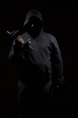 Genç erkek vücut geliştirme egzersizleri yapıyor. Yüksek çözünürlüklü görüntü kavramı fitness sanayî için.