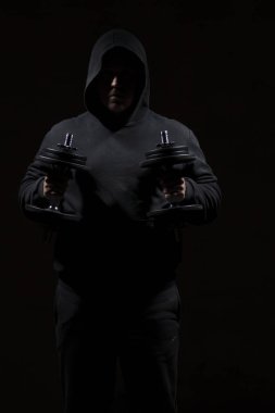 Genç erkek vücut geliştirme egzersizleri yapıyor. Yüksek çözünürlüklü görüntü kavramı fitness sanayî için.