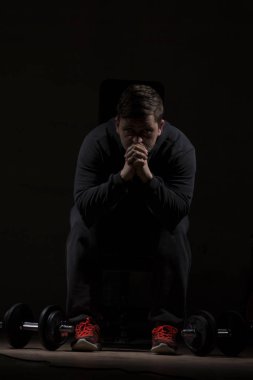 Genç erkek vücut geliştirme egzersizleri yapıyor. Yüksek çözünürlüklü görüntü kavramı fitness sanayî için.