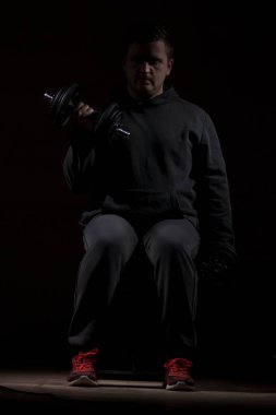 Genç erkek vücut geliştirme egzersizleri yapıyor. Yüksek çözünürlüklü görüntü kavramı fitness sanayî için.