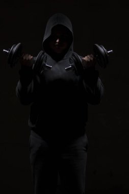 Genç erkek vücut geliştirme egzersizleri yapıyor. Yüksek çözünürlüklü görüntü kavramı fitness sanayî için.