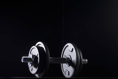 Vücut geliştirme ağırlık kavramı siyah arka plan üzerine. Yüksek çözünürlüklü görüntü kavramı bodybuiding ya da fitness sektörü için.
