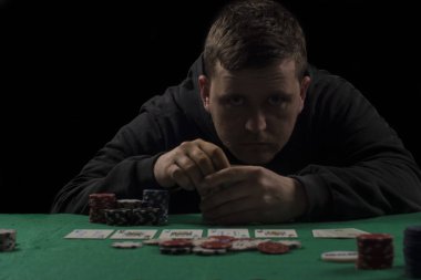 Poker tablo ayarı. Sanayi containning poker oyunları cips, kartları, yeşil yüzey ve kişi kumar için yüksek çözünürlüklü görüntü.